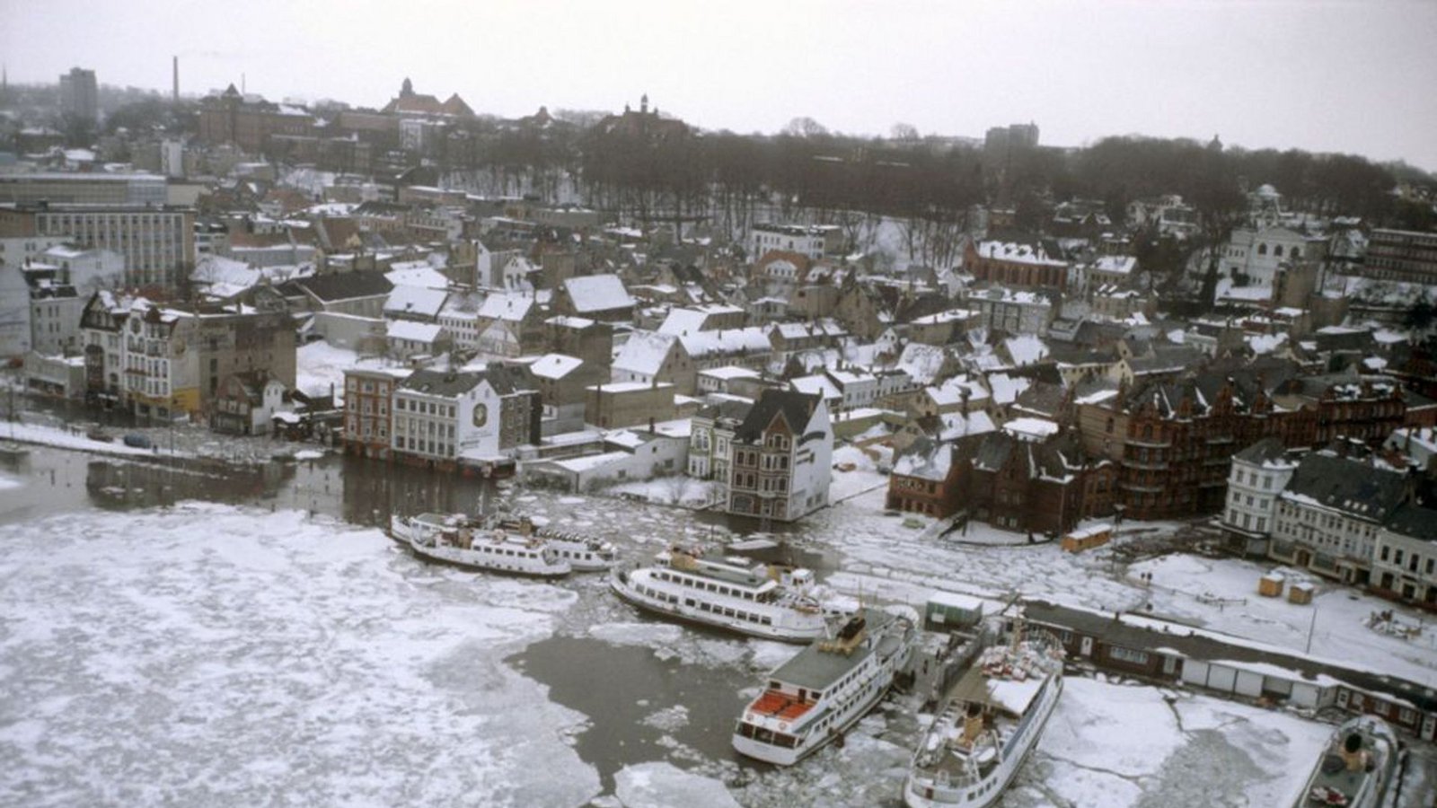 Blick über den vereisten Hafen von Flensburg.Foto: dpa