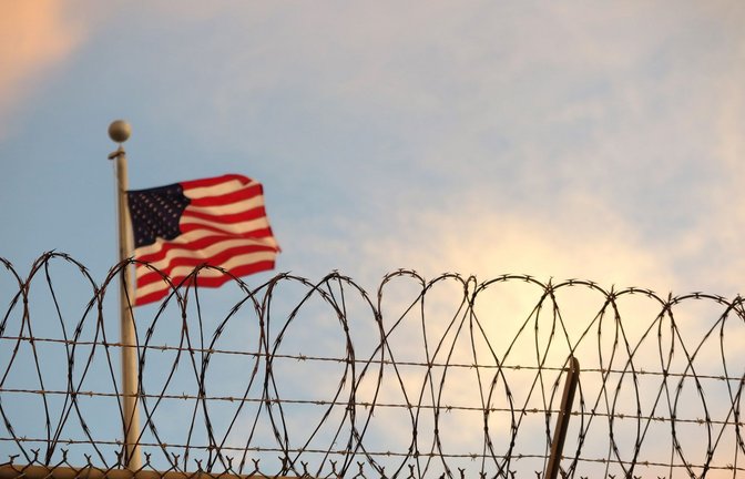 Eine US-amerikanische Flagge weht im Gefangenlager Guantánamo im Wind.<span class='image-autor'>Foto: Maren Hennemuth/dpa</span>