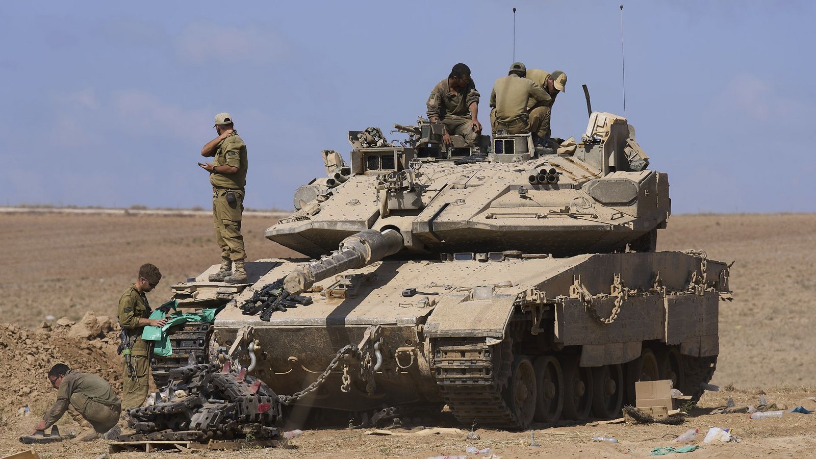 Israelische Soldaten arbeiten an einem Panzer. (Archivbild)Foto: Ariel Schalit/AP/dpa/Ariel Schalit