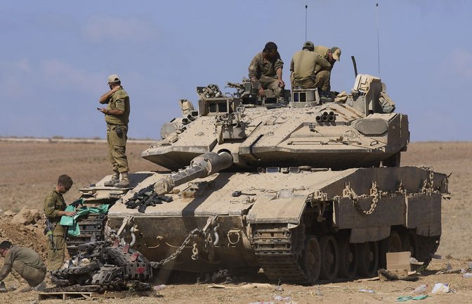 Israelische Soldaten arbeiten an einem Panzer. (Archivbild)<span class='image-autor'>Foto: Ariel Schalit/AP/dpa/Ariel Schalit</span>