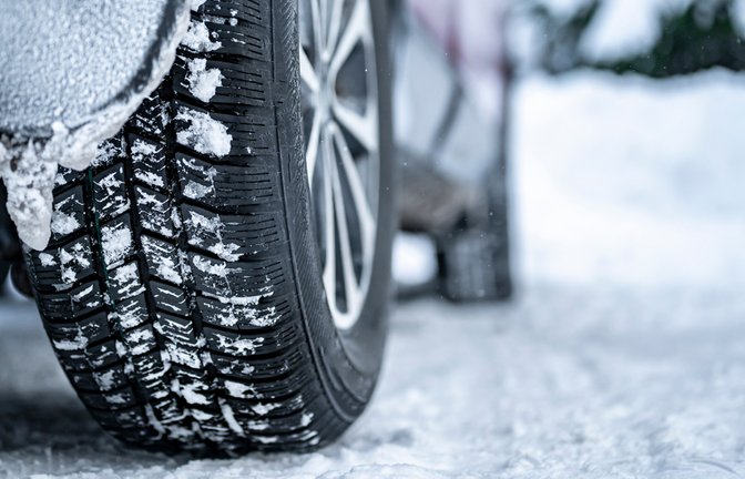 Erfahren Sie, wie sich Winter- und Ganzjahresreifen (Allwetterreifen) unterscheiden, welche Kennzeichnungen wichtig sind und worauf Sie bei der Nutzung im Straßenverkehr achten müssen.<span class='image-autor'>Foto: Zedspider / Shutterstock.com</span>