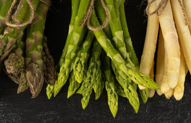 Wie Sie Spargel richtig lagern, woran Sie Frische erkennen und wie lange er im Kühlschrank haltbar bleibt.<span class='image-autor'>Foto: Ermak Oksana / Shutterstock.com</span>