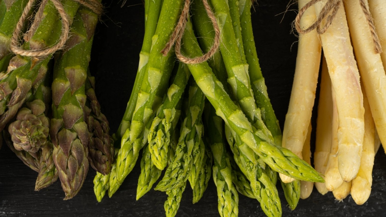 Wie Sie Spargel richtig lagern, woran Sie Frische erkennen und wie lange er im Kühlschrank haltbar bleibt.Foto: Ermak Oksana / Shutterstock.com Wie Sie Spargel richtig lagern, woran Sie Frische erkennen und wie lange er im Kühlschrank haltbar bleibt.Foto: Ermak Oksana / Shutterstock.com