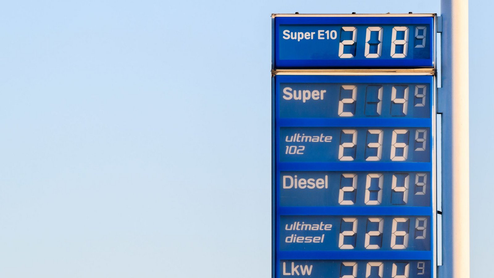 Historisch: Die Spritpreise in Deutschland explodieren.Foto: dpa/Julian Stratenschulte