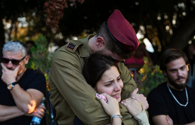 Trauer auf allen Seiten: Hinterbliebene während der Beerdigung eines israelischen Soldaten in Kokhav Yair.<span class='image-autor'>Foto: dpa/Ohad Zwigenberg</span>