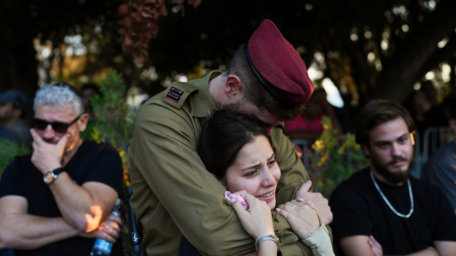 Trauer auf allen Seiten: Hinterbliebene während der Beerdigung eines israelischen Soldaten in Kokhav Yair.Foto: dpa/Ohad Zwigenberg Trauer auf allen Seiten: Hinterbliebene während der Beerdigung eines israelischen Soldaten in Kokhav Yair.Foto: dpa/Ohad Zwigenberg