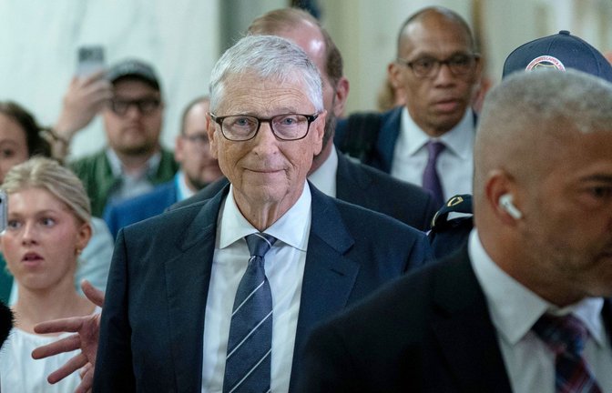Bill Gates, Mitbegründer von Microsoft, verlässt das Gebäude nach einer Anhörung hinter verschlossenen Türen.<span class='image-autor'>Foto: Jose Luis Magana/AP/dpa/Jose Luis Magana</span>