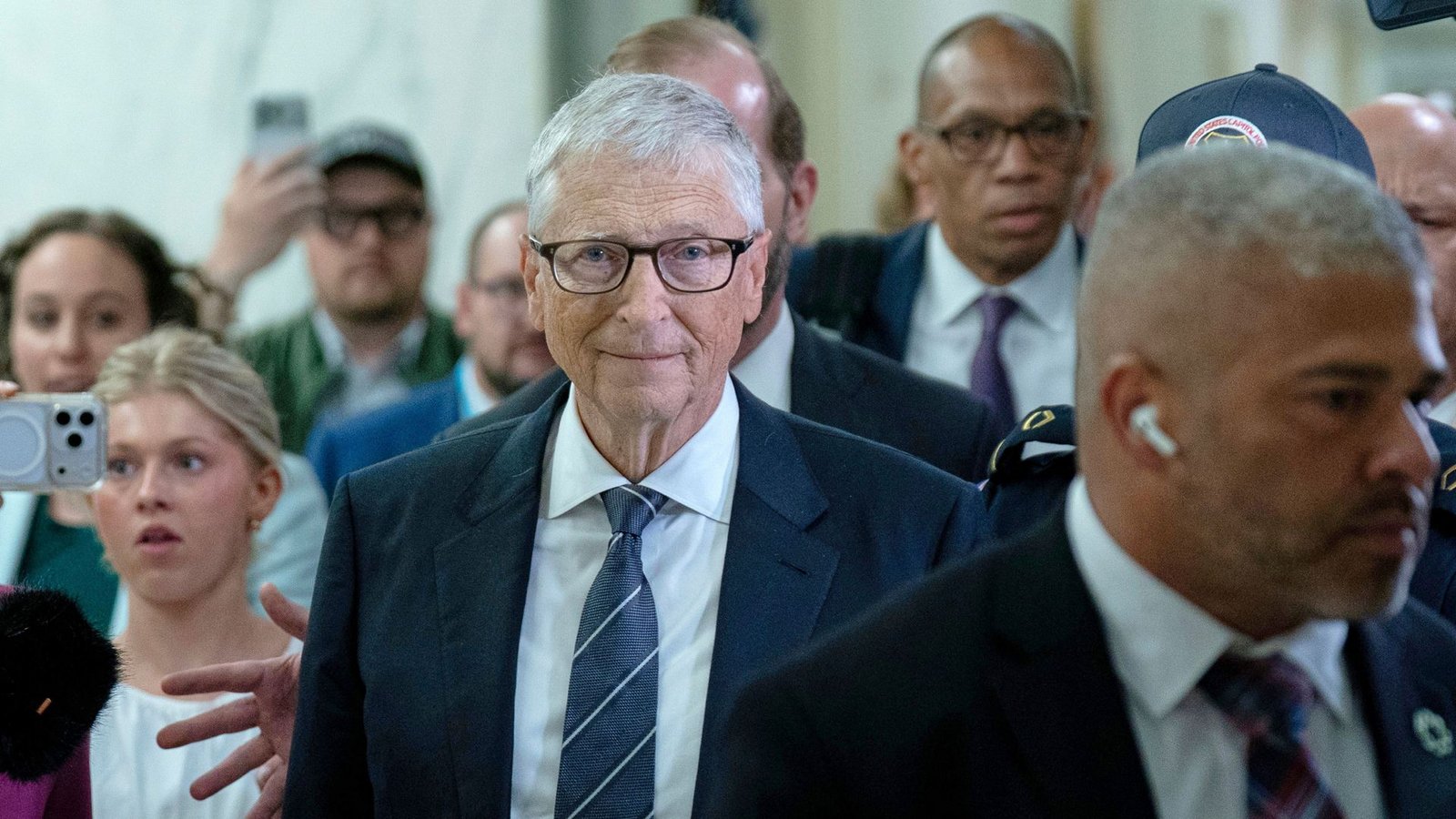 Bill Gates, Mitbegründer von Microsoft, verlässt das Gebäude nach einer Anhörung hinter verschlossenen Türen.Foto: Jose Luis Magana/AP/dpa/Jose Luis Magana Bill Gates, Mitbegründer von Microsoft, verlässt das Gebäude nach einer Anhörung hinter verschlossenen Türen.Foto: Jose Luis Magana/AP/dpa/Jose Luis Magana