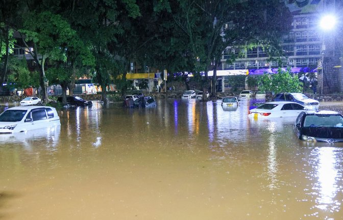 Einige Einwohner sind ertrunken, andere aufgrund beschädigter Stromkabel getötet worden.<span class='image-autor'>Foto: Andrew Kasuku/AP/dpa</span>