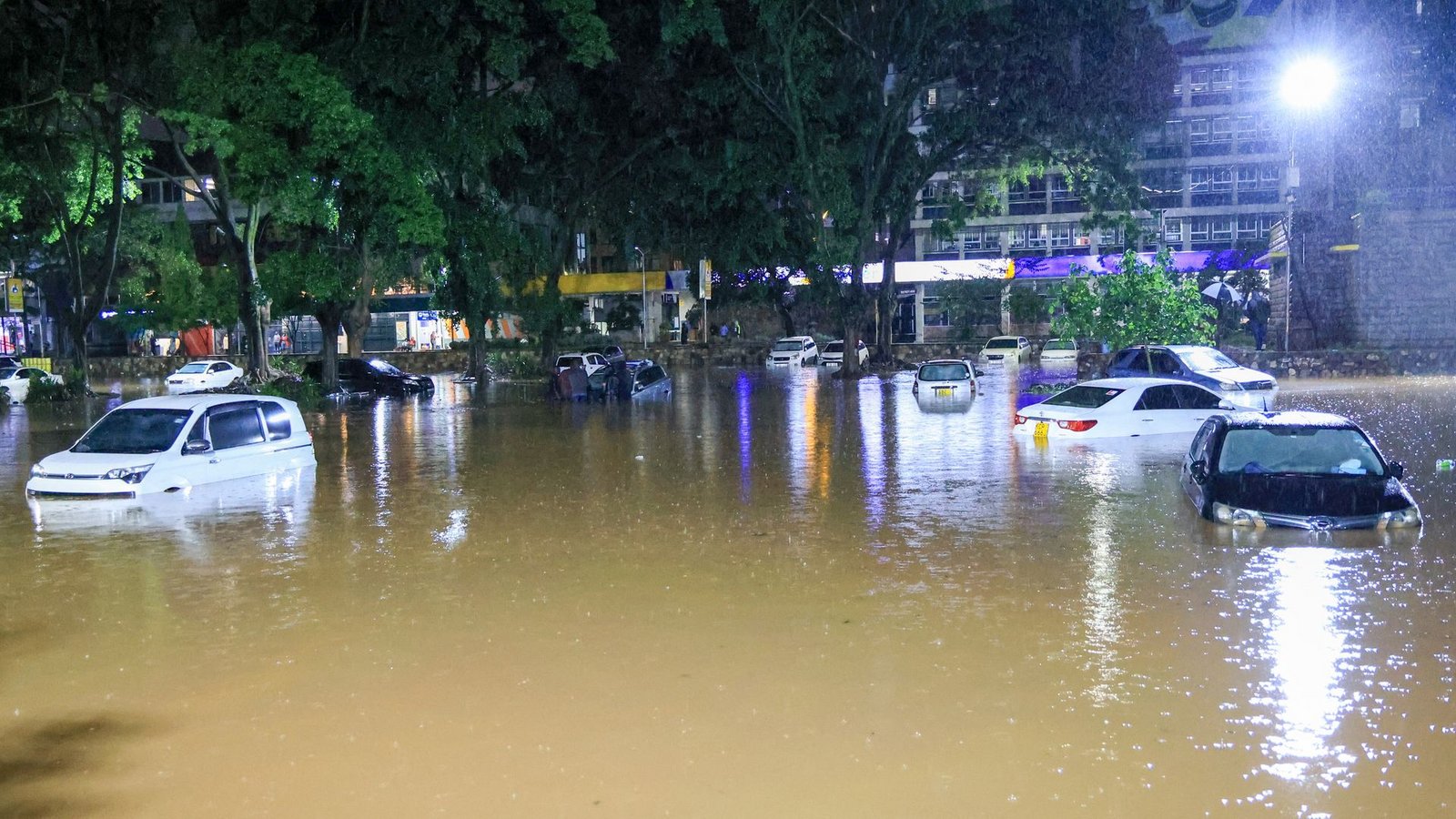 Einige Einwohner sind ertrunken, andere aufgrund beschädigter Stromkabel getötet worden.Foto: Andrew Kasuku/AP/dpa