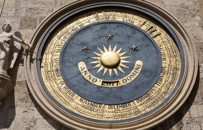 Die Zeit fest im Blick: Astronomische Uhr auf der Piazza Del Duomo vor der Kathedrale von Messina auf Sizilien.<span class='image-autor'>Foto: Imago/Newscom World</span>
