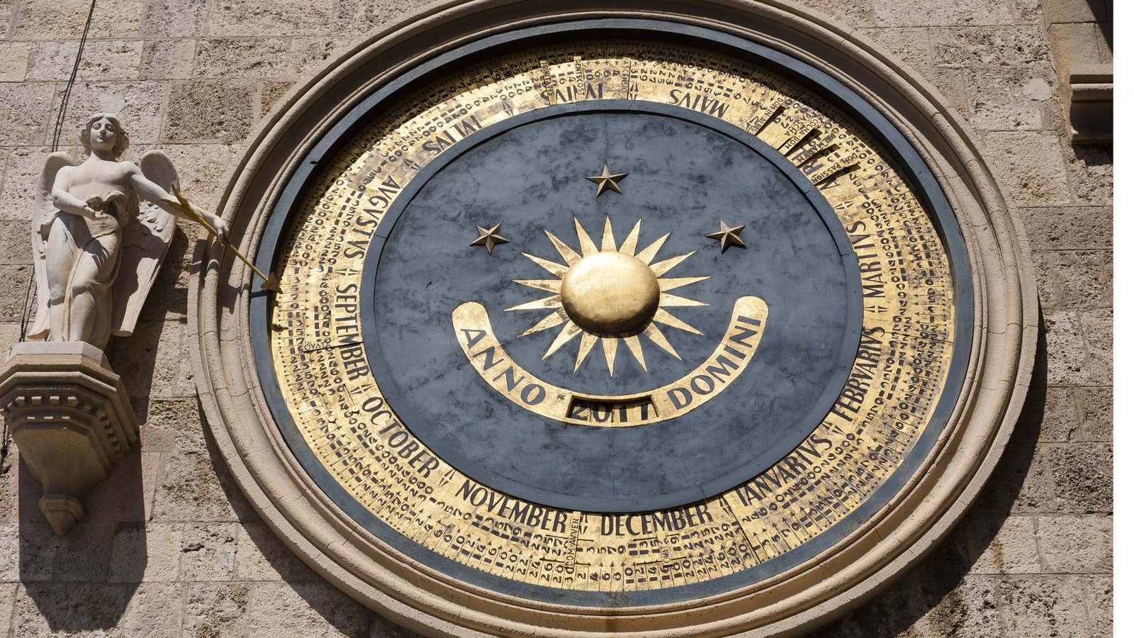 Die Zeit fest im Blick: Astronomische Uhr auf der Piazza Del Duomo vor der Kathedrale von Messina auf Sizilien.Foto: Imago/Newscom World