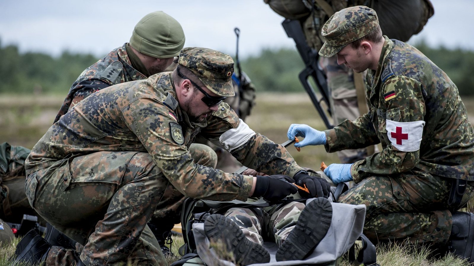 Sanitäter der Bundeswehr bei einer Übung: Im Kriegsfall rechnen Experten mit Hunderten Verletzten pro Tag.Foto: picture alliance / dpa Sanitäter der Bundeswehr bei einer Übung: Im Kriegsfall rechnen Experten mit Hunderten Verletzten pro Tag.Foto: picture alliance / dpa