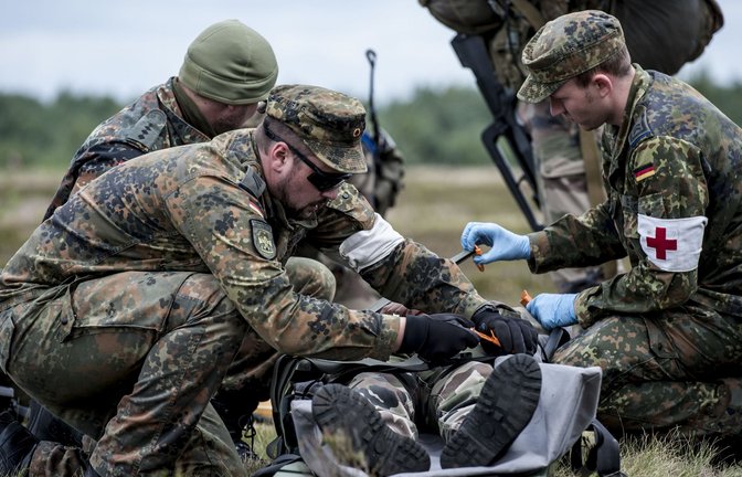 Sanitäter der Bundeswehr bei einer Übung: Im Kriegsfall rechnen Experten mit Hunderten Verletzten pro Tag.<span class='image-autor'>Foto: picture alliance / dpa</span>