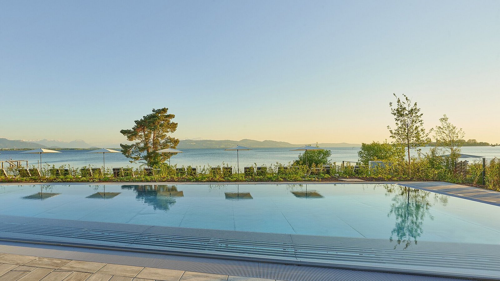 Schwimmbad mit Seeblick: Therme Lindau von 4a Architekten. Eichwaldstraße 16-20, 88131 Lindau am Bodensee. Geöffnet hat die Therme täglich ab 9 Uhr, ebenso das Sport- und Familienbad, mittwochs und freitags ist dort schon ab 6.30 Uhr das Schwimmen möglich.Foto: 4a Architekten/David Matthiessen Schwimmbad mit Seeblick: Therme Lindau von 4a Architekten. Eichwaldstraße 16-20, 88131 Lindau am Bodensee. Geöffnet hat die Therme täglich ab 9 Uhr, ebenso das Sport- und Familienbad, mittwochs und freitags ist dort schon ab 6.30 Uhr das Schwimmen möglich.Foto: 4a Architekten/David Matthiessen