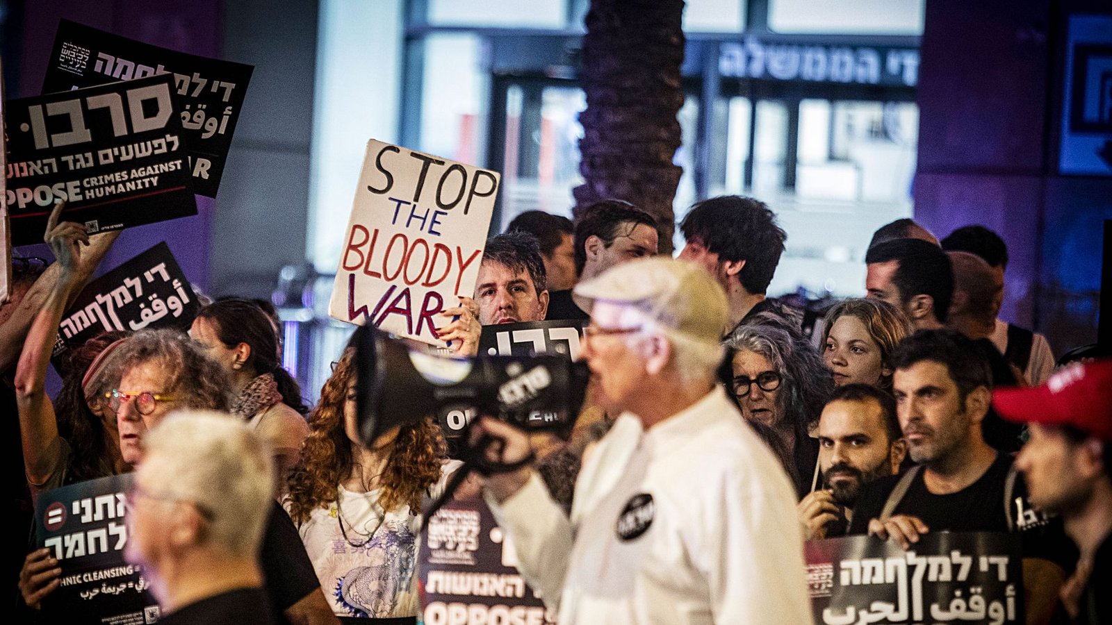 Demonstranten in Tel Aviv fordern ein Ende des Gaza-Kriegs.Foto: imago/Eyal Warshavsky Demonstranten in Tel Aviv fordern ein Ende des Gaza-Kriegs.Foto: imago/Eyal Warshavsky