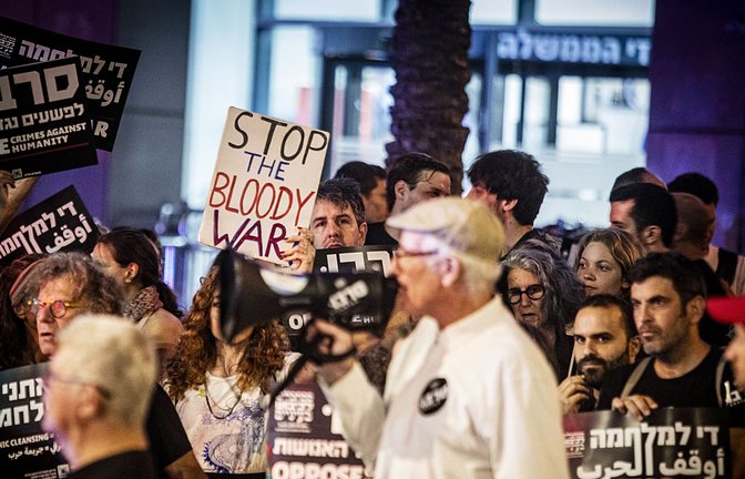 Demonstranten  in Tel Aviv fordern ein Ende des Gaza-Kriegs.<span class='image-autor'>Foto: imago/Eyal Warshavsky</span>