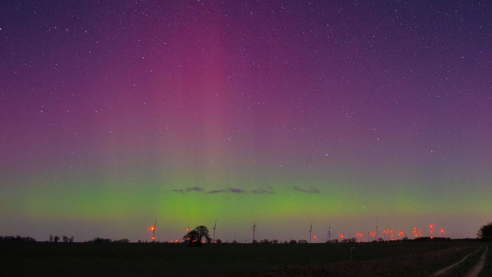 Polarlichter leuchten im Himmel über dem Stadtrand von Havelberg in Sachsen-AnhaltFoto: dpa/Thomas Schulz Polarlichter leuchten im Himmel über dem Stadtrand von Havelberg in Sachsen-AnhaltFoto: dpa/Thomas Schulz