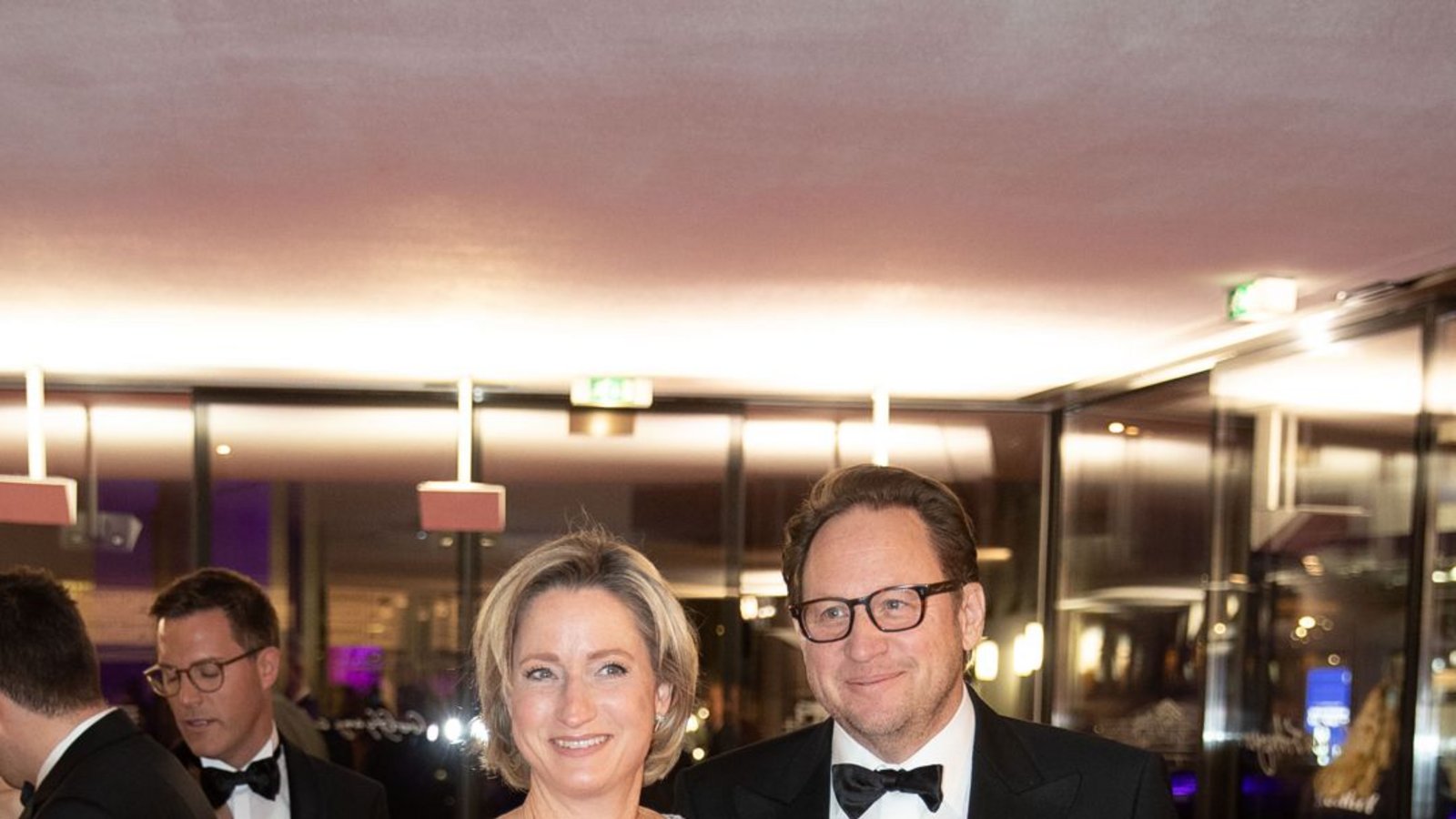 Wirtschaftsministerin Nicole Hoffmeister-Kraut kam mit ihrem Ehemann Thomas – und trug ein Kleid im Silber-Metallic-Look.Foto: Lichtgut/Leif Piechowski Wirtschaftsministerin Nicole Hoffmeister-Kraut kam mit ihrem Ehemann Thomas – und trug ein Kleid im Silber-Metallic-Look.Foto: Lichtgut/Leif Piechowski
