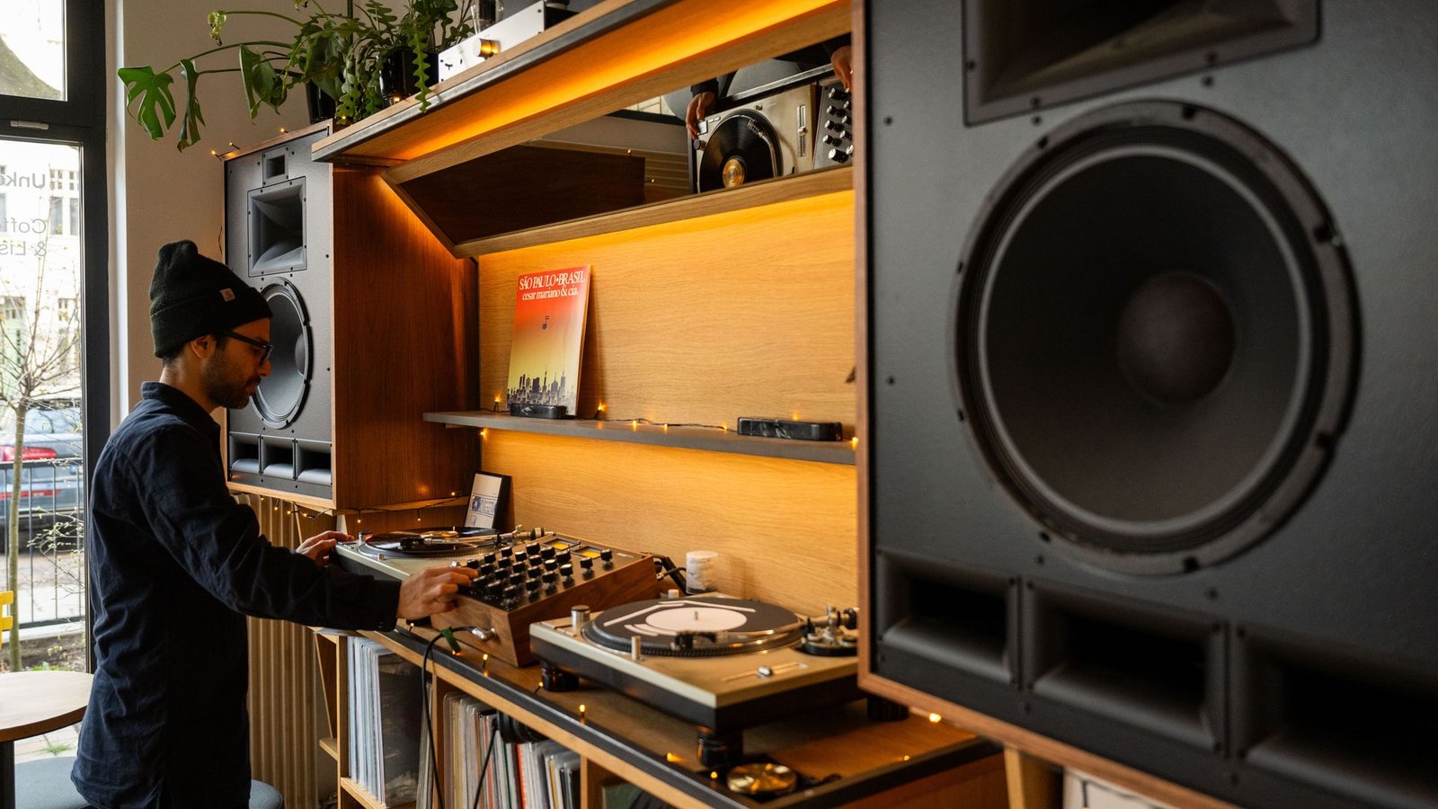 In der Bar Unkompress werden ausschließlich Schallplatten gespielt.Foto: Christophe Gateau/dpa