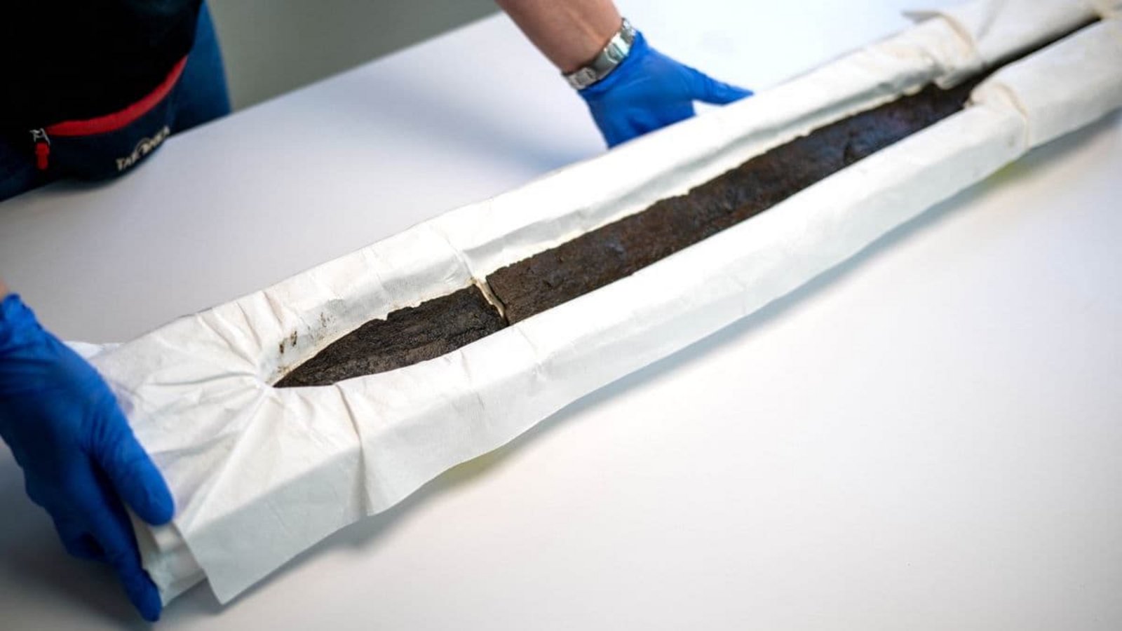 Die Landesarchäologie Bremen präsentiert ein römisches Langschwert. Das sogenannte Spatha wurde bei der offiziellen Kampfmittelsuche auf einem Grundstück in der Bremer Neustadt gefunden.Sina Schuldt/dpa