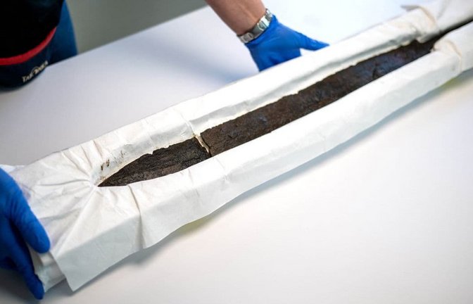 Die Landesarchäologie Bremen präsentiert ein römisches Langschwert. Das sogenannte Spatha wurde bei der offiziellen Kampfmittelsuche auf einem Grundstück in der Bremer Neustadt gefunden.<span class='image-autor'>Sina Schuldt/dpa</span>