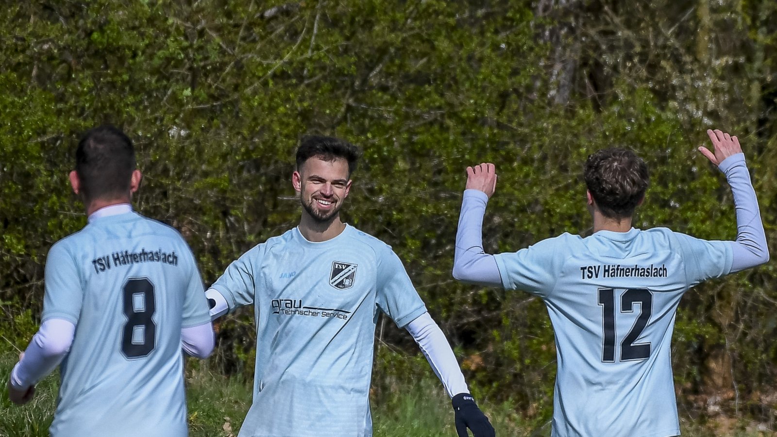 Sascha Bartholme (von links), Leandro Franco und Jonas Dupper freuen sich über den Führungstreffer des TSV Häfnerhaslach gegen die SGM Sachsenheim. Foto: Leitner Sascha Bartholme (von links), Leandro Franco und Jonas Dupper freuen sich über den Führungstreffer des TSV Häfnerhaslach gegen die SGM Sachsenheim. Foto: Leitner