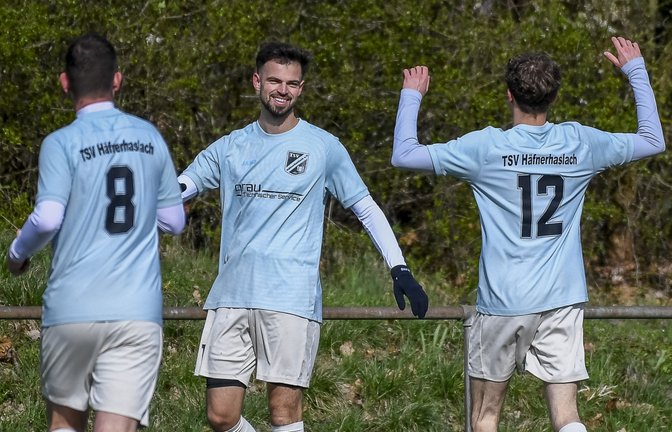 Sascha Bartholme (von links), Leandro Franco und Jonas Dupper freuen sich über den Führungstreffer des TSV Häfnerhaslach gegen die SGM Sachsenheim. <span class='image-autor'>Foto: Leitner</span>