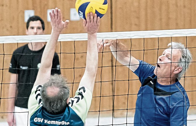 Der Angriff der Männer in Bewegung (MiB) des TSV Aurich (hinter dem Netz) wird von den Hemmingern abgeblockt. Foto: Simecek