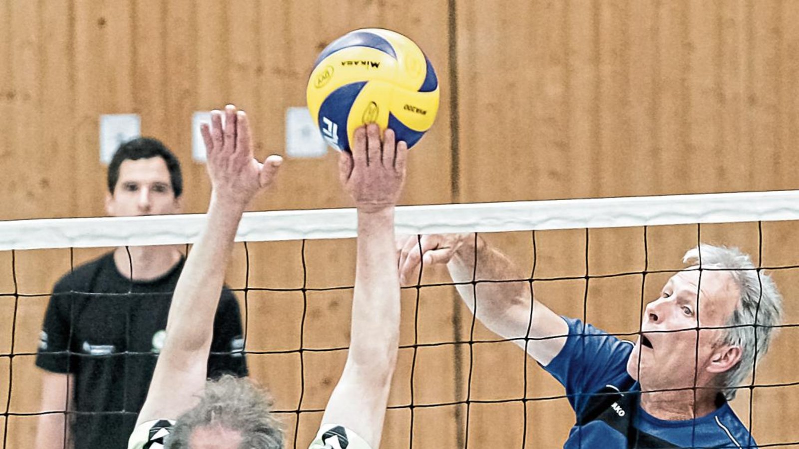 Der Angriff der Männer in Bewegung (MiB) des TSV Aurich (hinter dem Netz) wird von den Hemmingern abgeblockt. Foto: Simecek