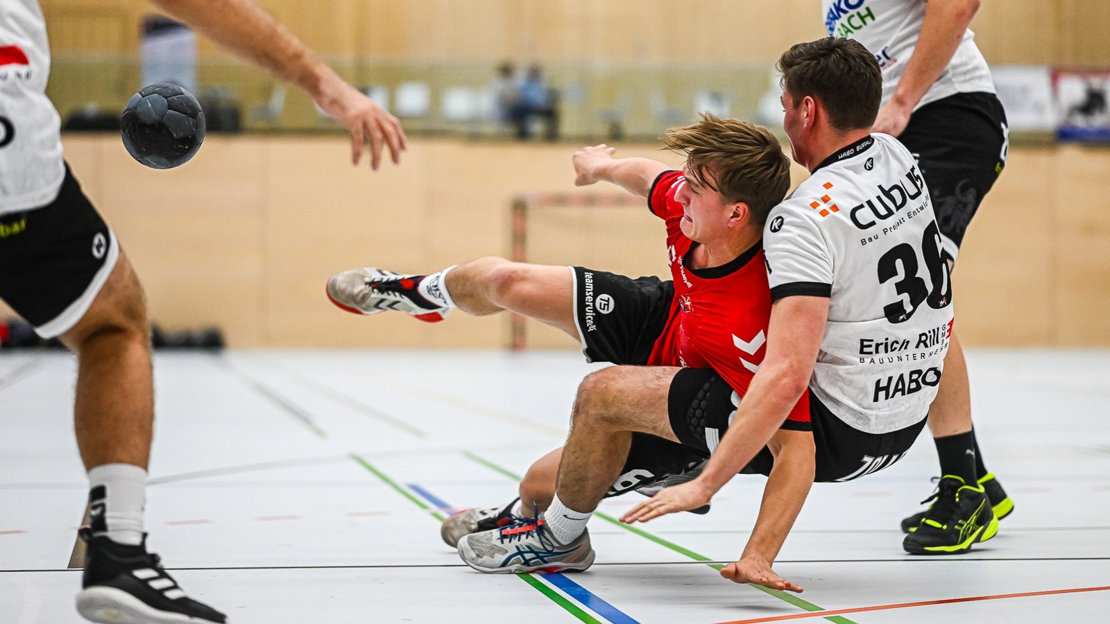 Adrian Baumann (Mitte) wird dem HC Metter-Enz mit seiner Zweikampfstärke am Wochenende fehlen. Foto: Krause