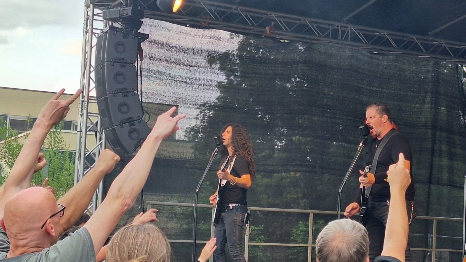 Die Metallica-Klassiker, die SaD am Mittwochabend anstimmen, kommen beim Vaihinger Publikum offenbar bestens an.  Foto: Banholzer