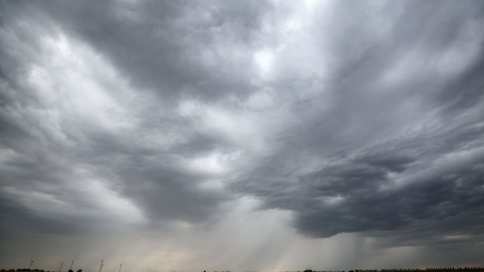In Baden-Württemberg drohen diese Woche wieder Gewitter.Jan Woitas/dpa In Baden-Württemberg drohen diese Woche wieder Gewitter.Jan Woitas/dpa