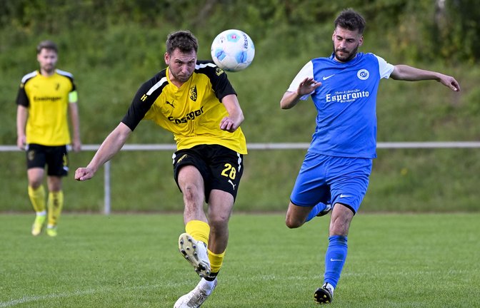 Der Ensinger Steffen Roßmann (Mitte) klärt den Ball, Tim Scheuermann kann nur zusehen. Doch am Ende hat der SV Illingen mit 2:0 die Nase vorn.