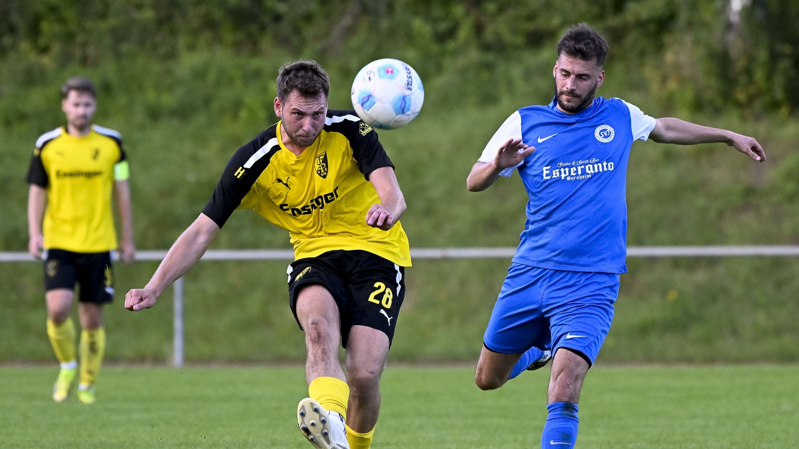 Der Ensinger Steffen Roßmann (Mitte) klärt den Ball, Tim Scheuermann kann nur zusehen. Doch am Ende hat der SV Illingen mit 2:0 die Nase vorn.