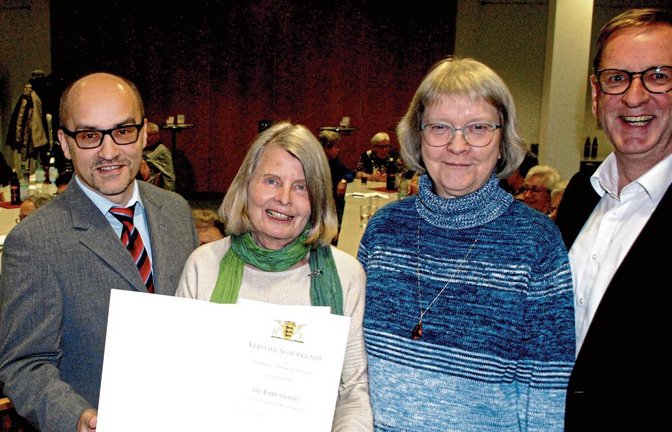 Bürgermeister Harald Eiberger (von links) zeichnete die Krankenpflegevereins-Vorsitzende Ilse Stolze im Beisein ihrer Stellvertreter Claudia Kniep und Jochen Protzer mit der Landesehrennadel aus.  Foto: Stahlfeld