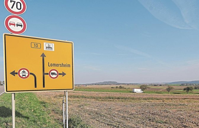 Nach rechts führt die Straße zwar nach Lomersheim – aber nach einem neuerlichen Gemeinderatsbeschluss wohl nie zu einem Gewerbegebiet südlich der Bundesstraße 10.  Foto: Kollros