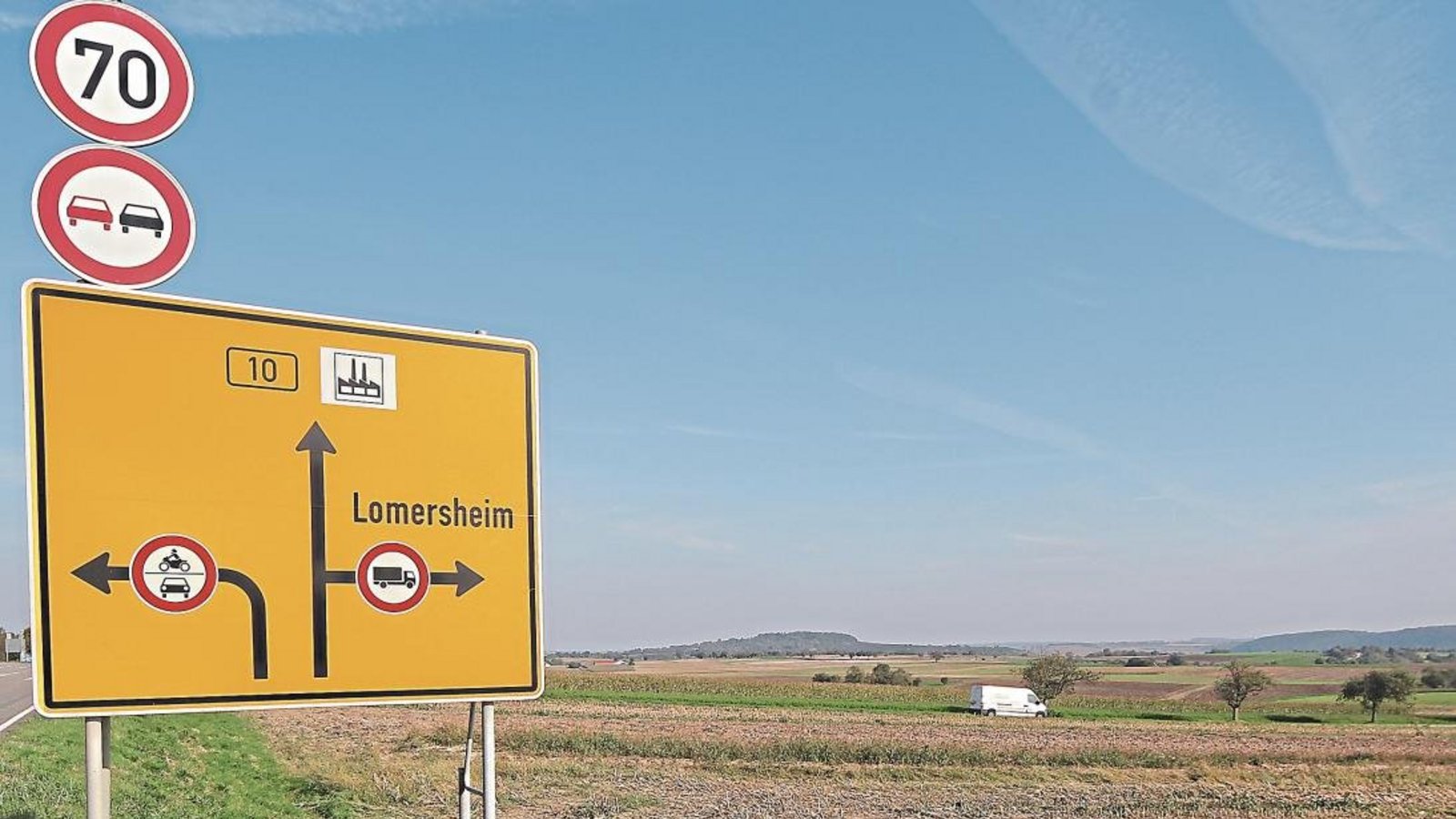 Nach rechts führt die Straße zwar nach Lomersheim – aber nach einem neuerlichen Gemeinderatsbeschluss wohl nie zu einem Gewerbegebiet südlich der Bundesstraße 10. Foto: Kollros Nach rechts führt die Straße zwar nach Lomersheim – aber nach einem neuerlichen Gemeinderatsbeschluss wohl nie zu einem Gewerbegebiet südlich der Bundesstraße 10. Foto: Kollros
