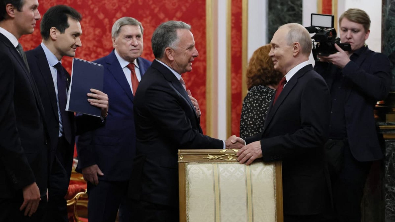 Hand drauf: Russlands Präsident Wladimir Putin begrüßt den US-Sondergesandten Steve Witkoff, der zusammen mit Präsident Donald Trumps Schwiegersohn Jared Kushner (ganz links) angereist ist.MIKHAIL METZEL/Pool/afp Hand drauf: Russlands Präsident Wladimir Putin begrüßt den US-Sondergesandten Steve Witkoff, der zusammen mit Präsident Donald Trumps Schwiegersohn Jared Kushner (ganz links) angereist ist.MIKHAIL METZEL/Pool/afp