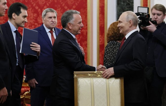 Hand drauf: Russlands Präsident Wladimir Putin begrüßt den US-Sondergesandten Steve Witkoff, der zusammen mit Präsident Donald Trumps Schwiegersohn Jared Kushner (ganz links) angereist ist.<span class='image-autor'>MIKHAIL METZEL/Pool/afp</span>