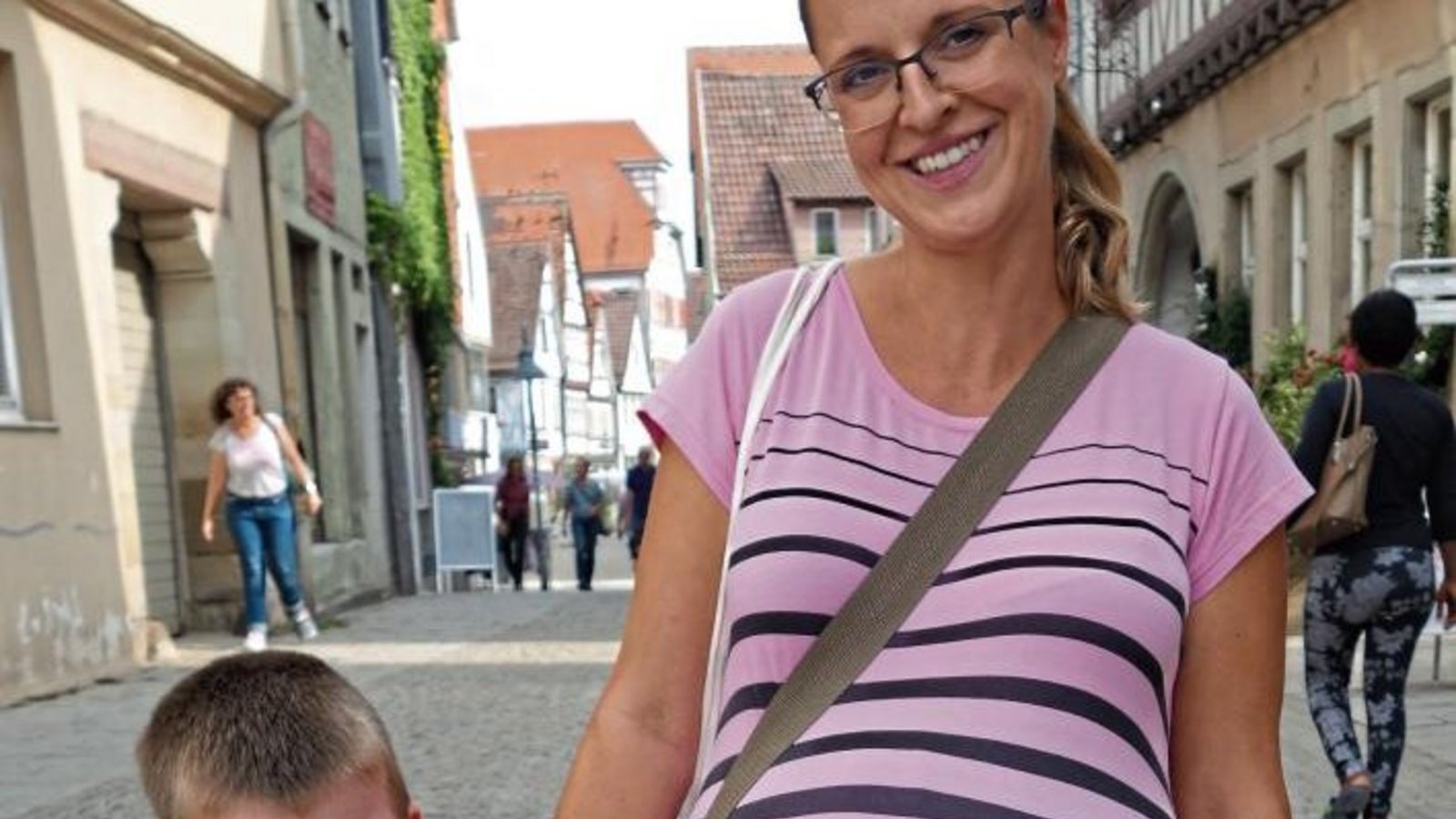 „Hallo Welt“ – ein Illinger Neubürger guckt schon mal durchs T-Shirt.  Foto: sr