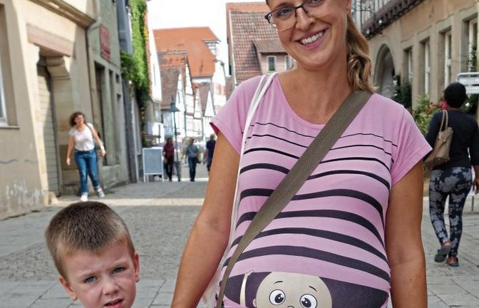„Hallo Welt“ – ein Illinger Neubürger guckt schon mal durchs T-Shirt.  Foto: sr