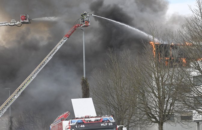 Erst am späten Nachmittag war das Feuer unter Kontrolle. <span class='image-autor'>Foto: Kuhnle</span>