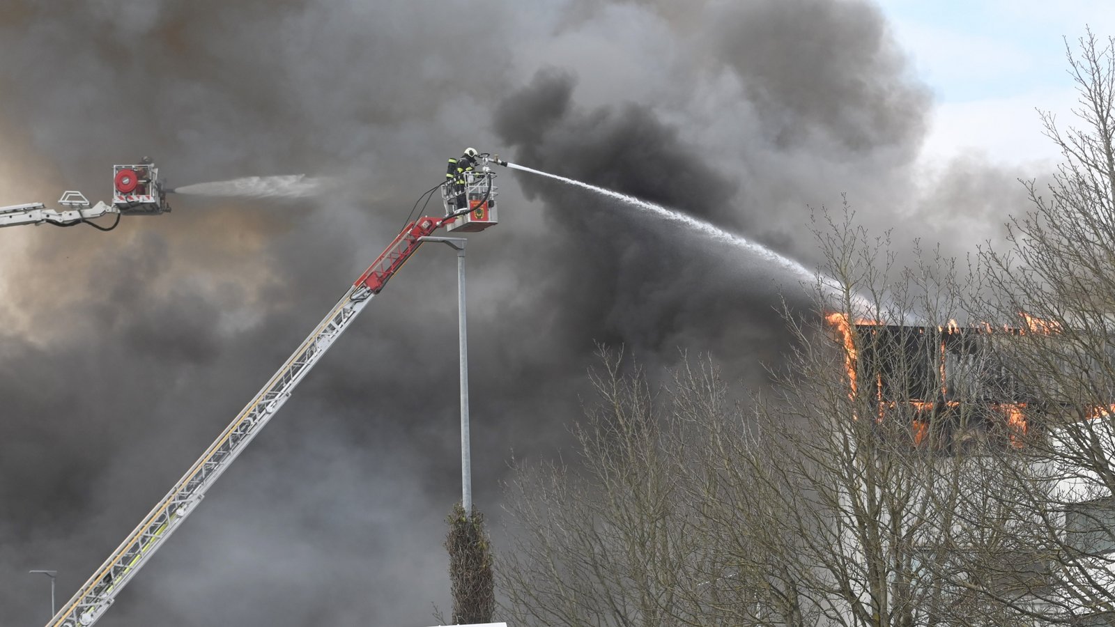 Erst am späten Nachmittag war das Feuer unter Kontrolle. Foto: Kuhnle Erst am späten Nachmittag war das Feuer unter Kontrolle. Foto: Kuhnle