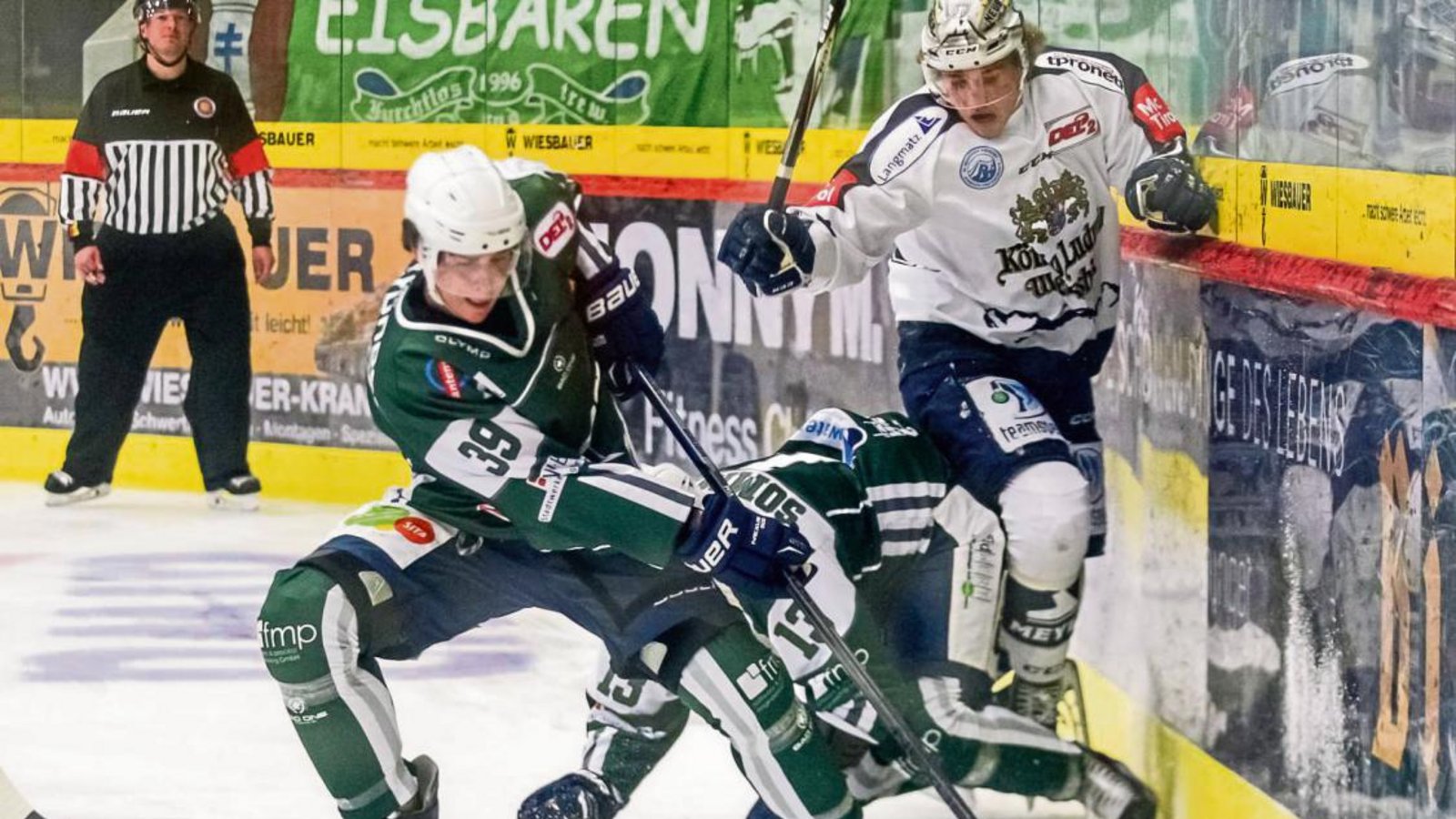Matt McKnight und Marcus Sommerfeld (von links) geben gegen Simon Mayr vom SC Riessersee keinen Zentimeter verloren. Foto: Simecek