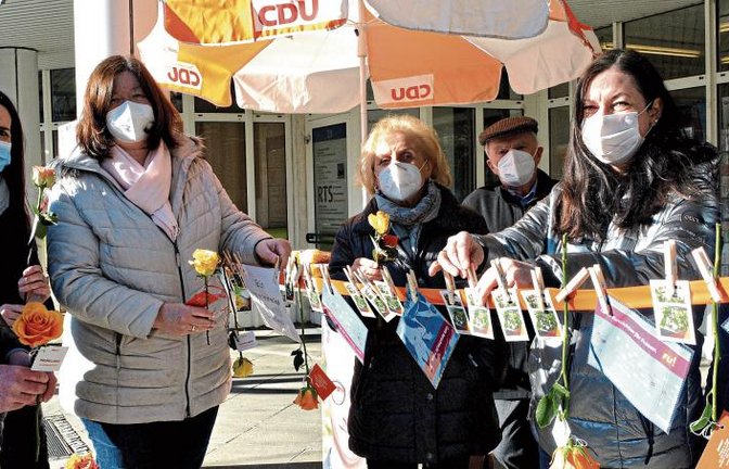 Kontaktloser Wahlkampf der CDU in Illingen mit Wäscheleine samt kleinen Wahlpräsenten als Hingucker.  Foto: Stahlfeld