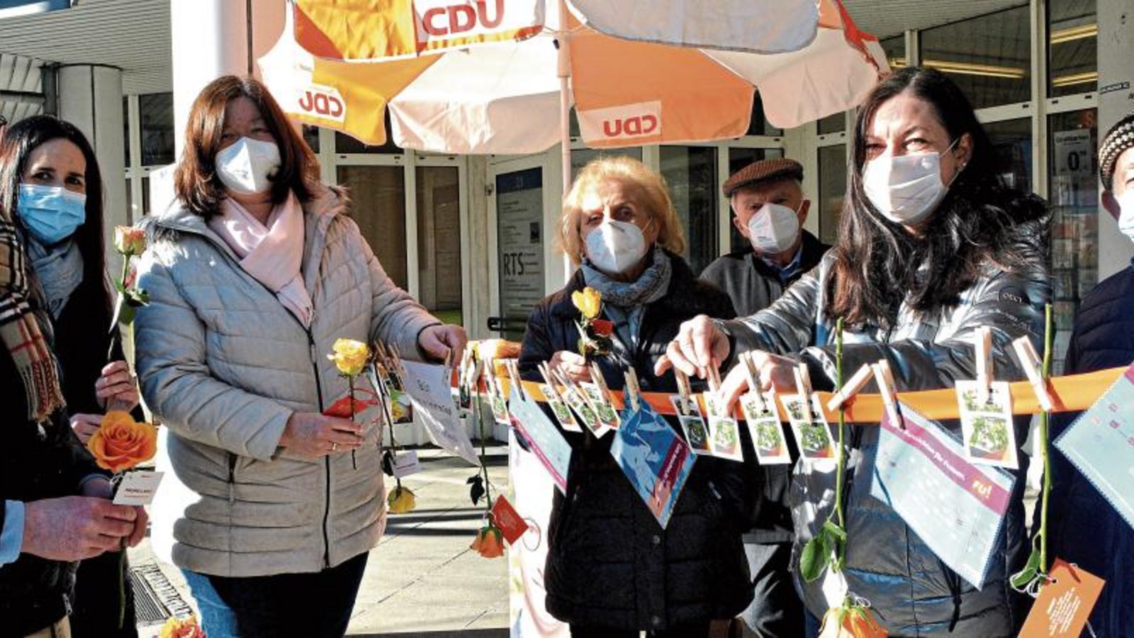 Kontaktloser Wahlkampf der CDU in Illingen mit Wäscheleine samt kleinen Wahlpräsenten als Hingucker. Foto: Stahlfeld Kontaktloser Wahlkampf der CDU in Illingen mit Wäscheleine samt kleinen Wahlpräsenten als Hingucker. Foto: Stahlfeld