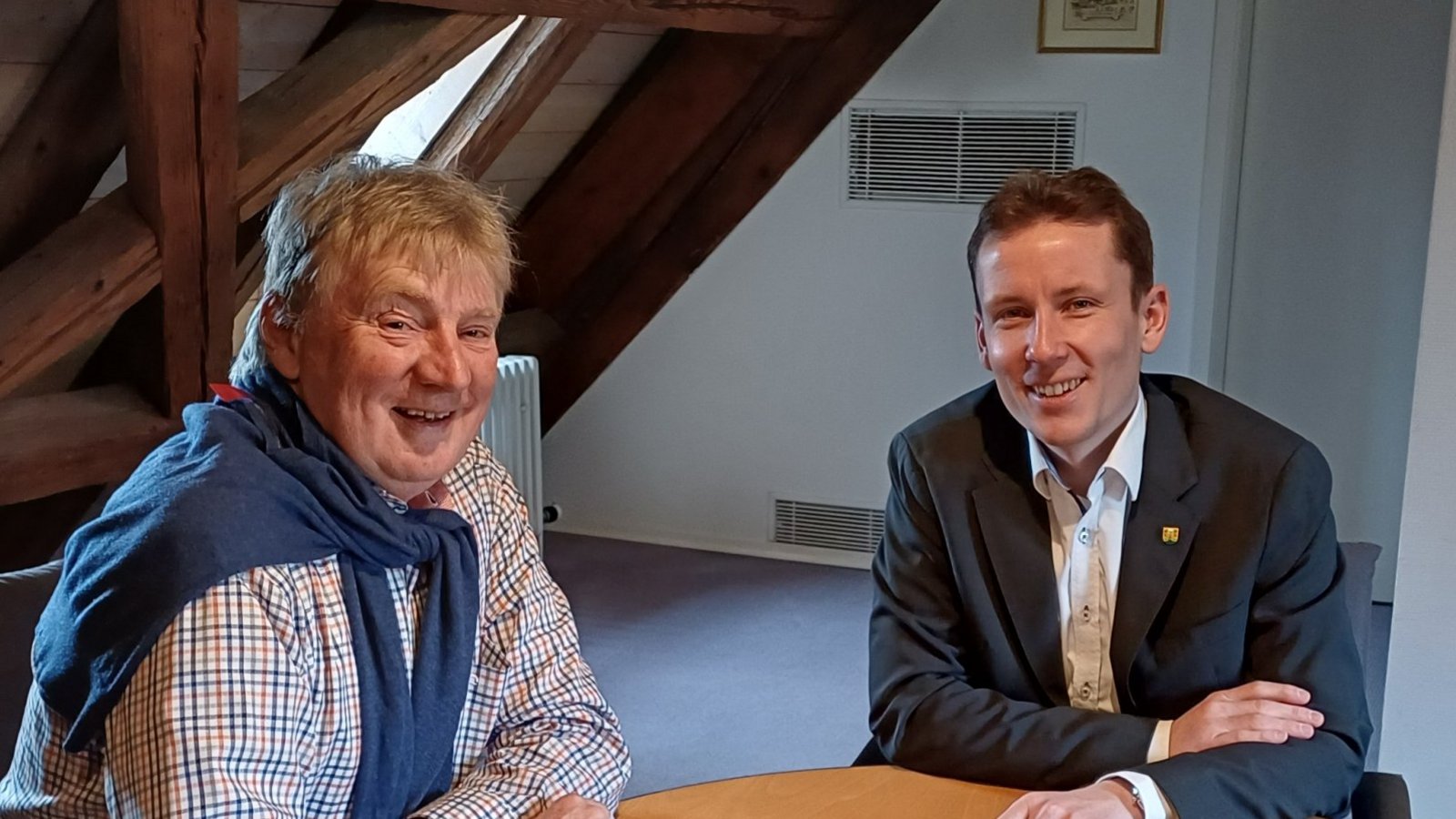 Ulrich Strobel, Vorstandsvorsitzender der Bürgerenergie Eberdingen (links), und Bürgermeister Carsten Willing.  Foto: Rücker