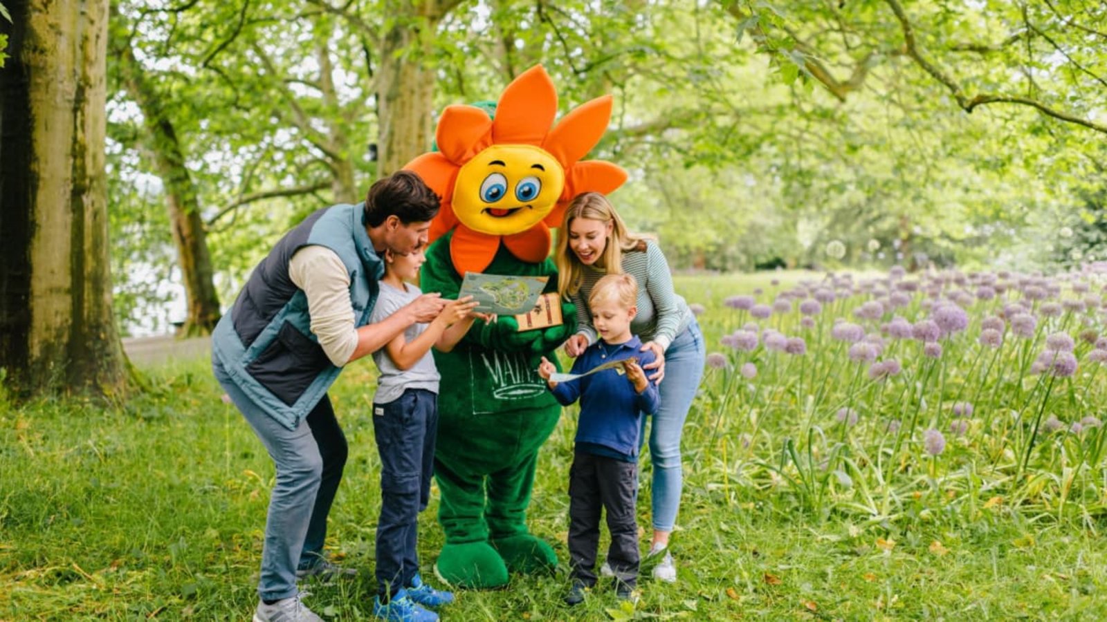 Alle dürfen bei der Kinderschatzsuche auf der Insel Mainau mithelfen.Bjørn Jansen/Insel Mainau Alle dürfen bei der Kinderschatzsuche auf der Insel Mainau mithelfen.Bjørn Jansen/Insel Mainau