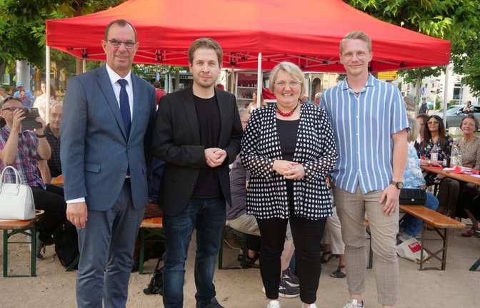 Gemeinsam feiern sie mit den Genossen das 125-jährige Bestehen des Ortsvereins Mühlacker: OB Frank Schneider, Kevin Kühnert, Katja Mast und Paul Renner (von links).  <span class='image-autor'>Foto: Friedrich</span>